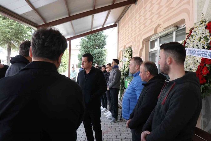 Acun Ilıcalı'dan vefa! Survivor adasında hayatınını kaybeden  eski milli kürekçi Ferhat Korkmaz'ın Sakarya'daki cenazesine geldi